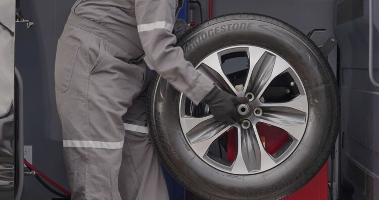 Cambio de llantas es uno de los servicios que se puede solicitar vía remota con Bridgestone Direct.