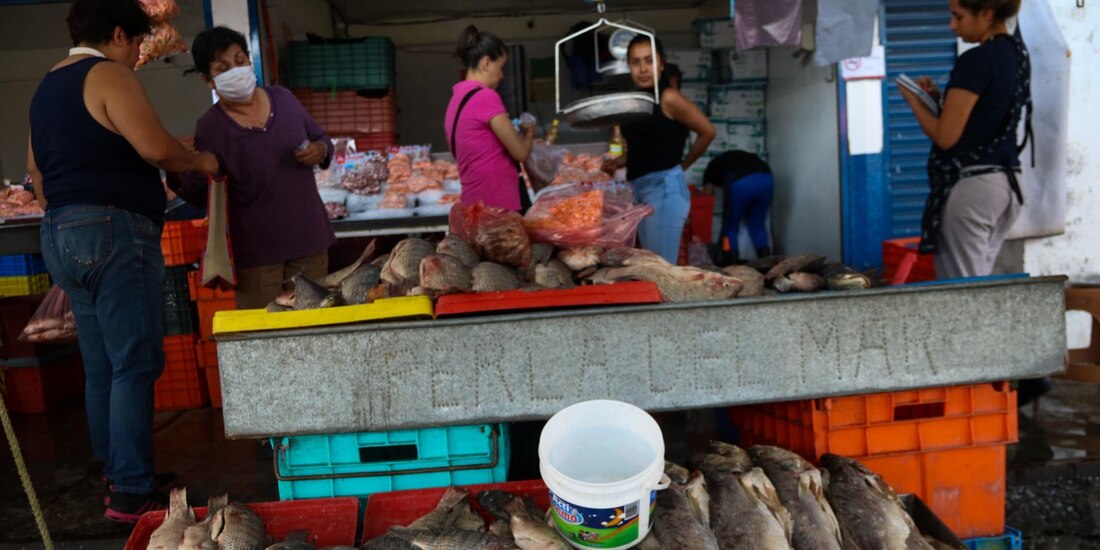 Venta de alimentos y productos del mar, para esta semana santa, en el mercado público La Nueva Viga.