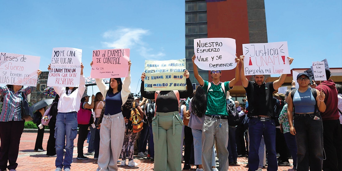 Aspirantes seleccionados en el examen de admisión de la UNAM exigieron que su lugar sea respetado, luego de que, el 31 de julio, el rector Leonardo Lomelí informó que se realizaría una prueba de control presencial debido a las anomalías en los resultados.