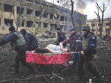 Una mujer embarazada que resultó herida durante el ataque al hospital, en Mariupol, ayer, es evacuada.