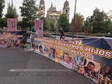 Familiares de las víctimas originarias del Edomex y desaparecidas en Mazatlán, en una manifestación el 9 de febrero.