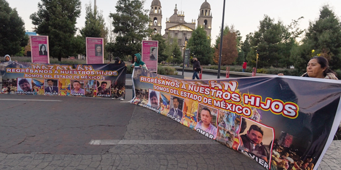 FAMILIARES de las víctimas originarias del Edomex y desaparecidas en Mazatlán, en una manifestación el 9 de febrero.