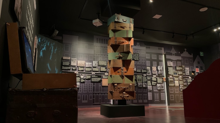 Ana Frank sentada en su pupitre cuando cursaba el último año de la primaria.