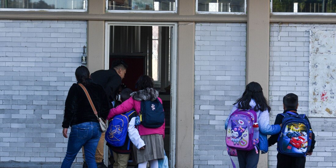 Más de 2.8 millones de estudiantes de educación básica regresaron a clases este lunes en el Estado de México para el ciclo escolar 2024-2025.