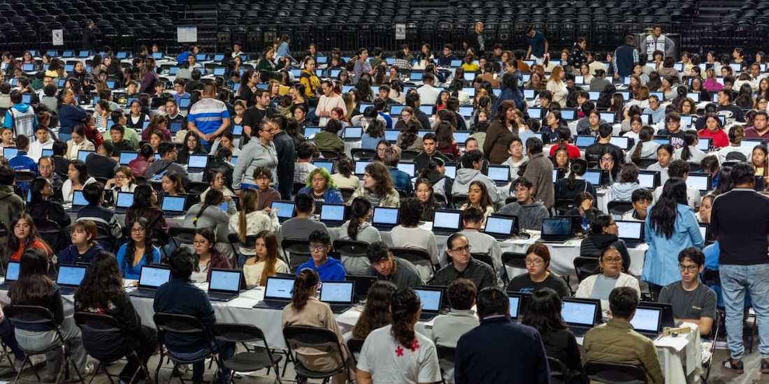 Aspirantes a la UNAM presentan su examen de control presencial en el Palacio de los Deportes.