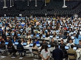 Aspirantes a la UNAM presentan su examen de control presencial en el Palacio de los Deportes.