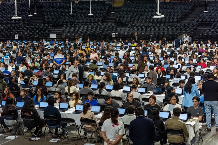 Aspirantes a la UNAM presentan su examen de control presencial en el Palacio de los Deportes.
