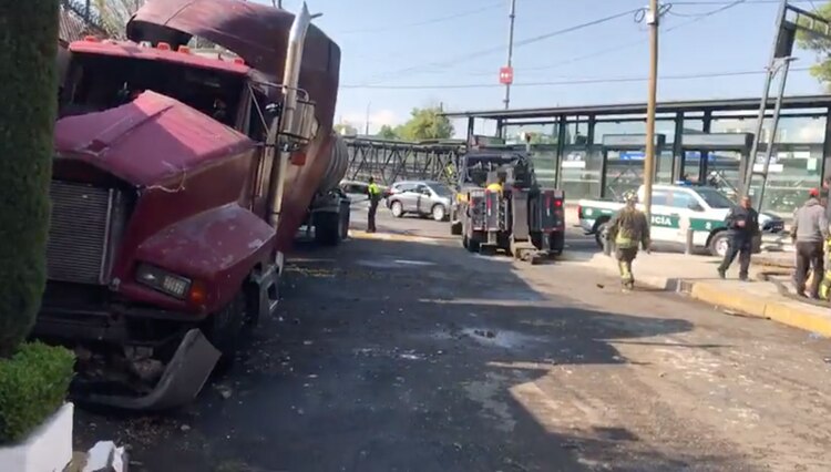 El conductor de esta pipa se dio a la fuga tras el choque.