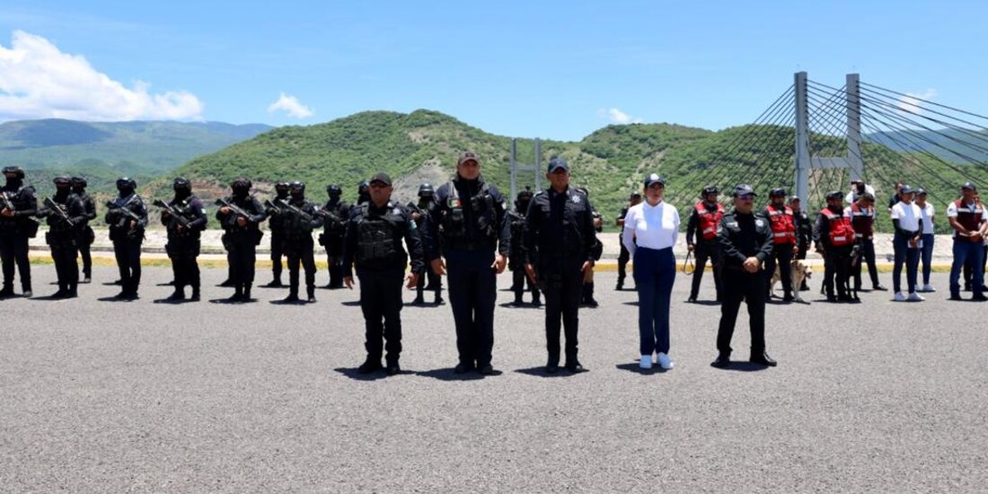 Efectivos policiales en la Autopista del Sol.