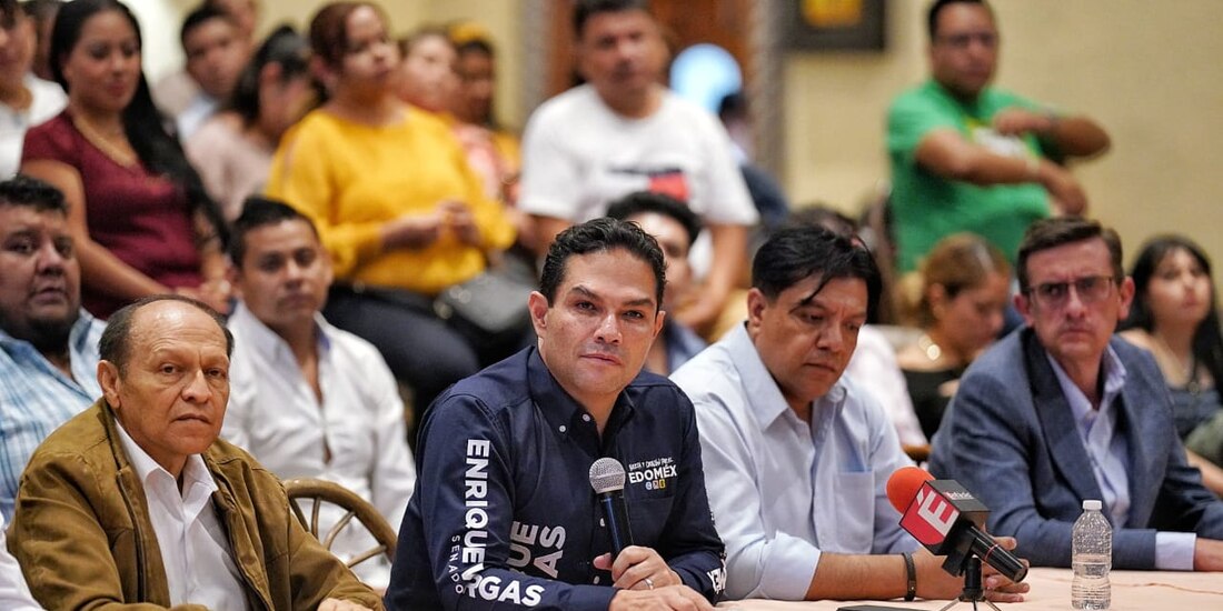 Enrique Vargas del Villar al centro de la imagen.