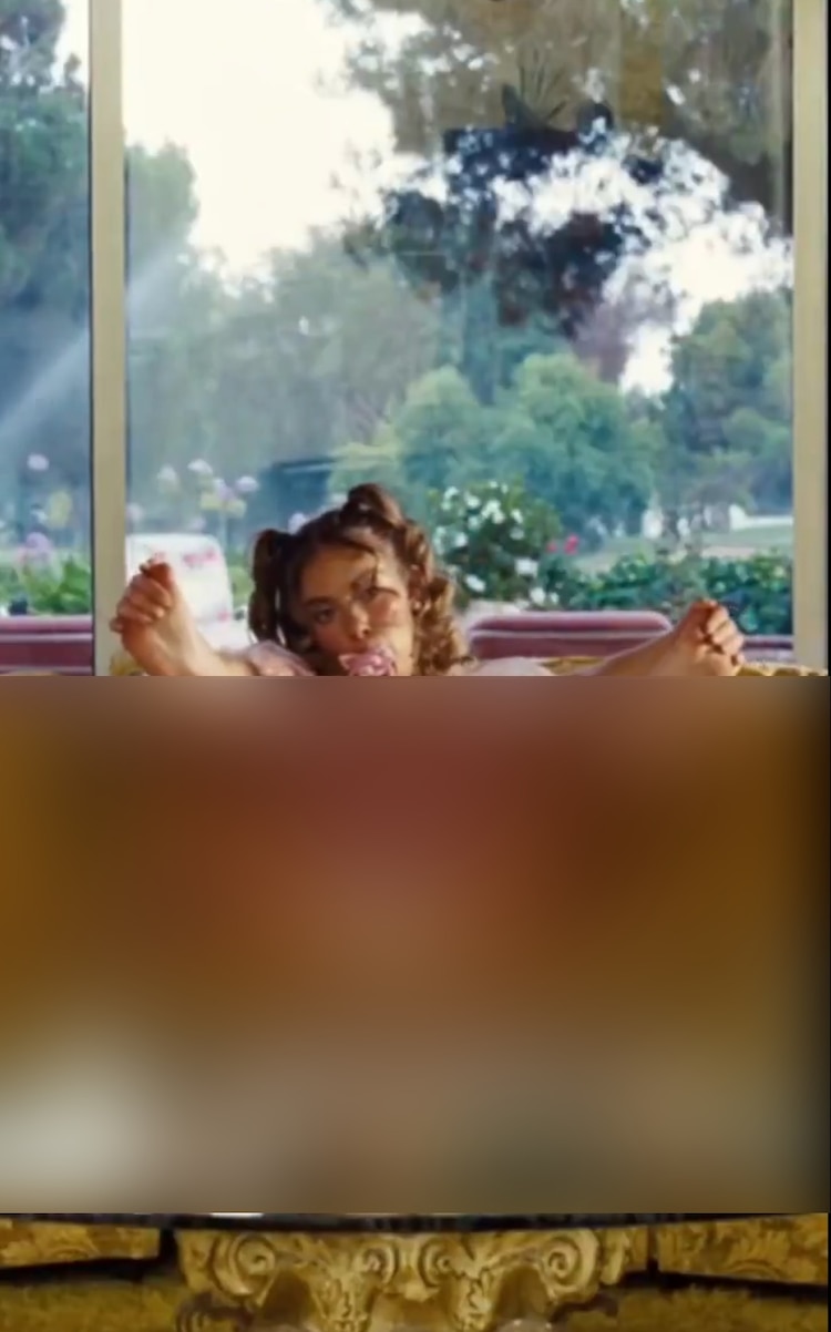 Cassie con su perturbador traje de bebé en Euphoria 3