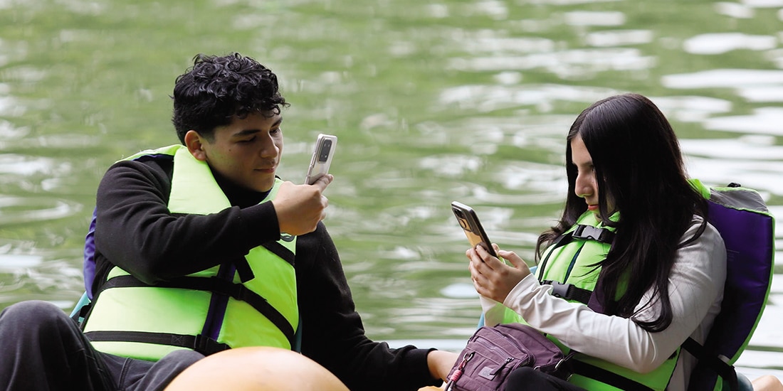 jóvenes pasan un promedio de 90 días ininterrumpidos al año frente al teléfono.