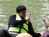 jóvenes pasan un promedio de 90 días ininterrumpidos al año frente al teléfono.