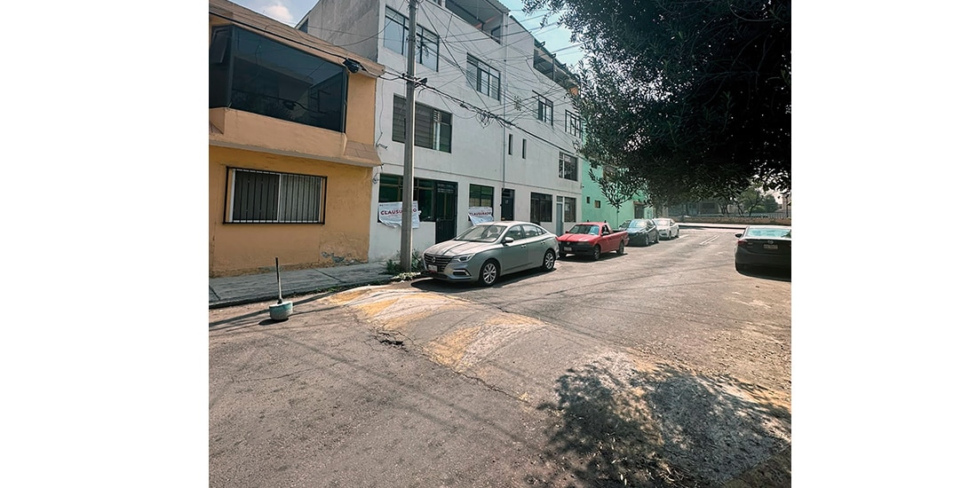 La vivienda, con sellos violados, cuenta con planta baja y tres pisos más, ayer.