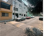 La vivienda, con sellos violados, cuenta con planta baja y tres pisos más, ayer.