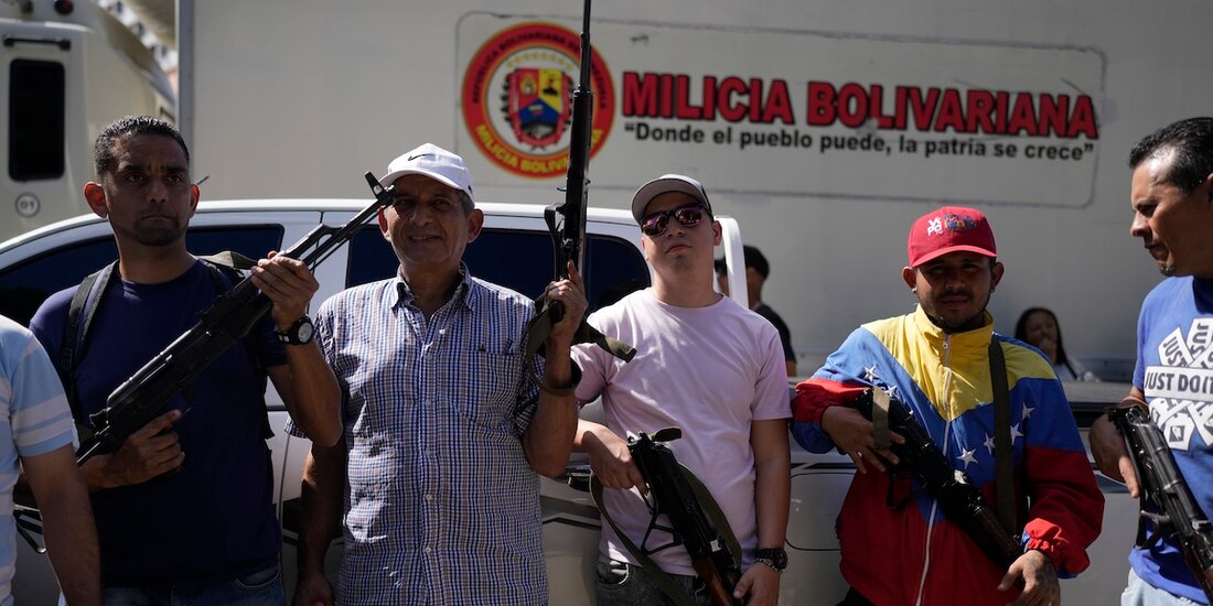 Milicias respaldadas por el régimen muestran sus armas, ayer, para defender la próxima investidura de Nicolás Maduro.
