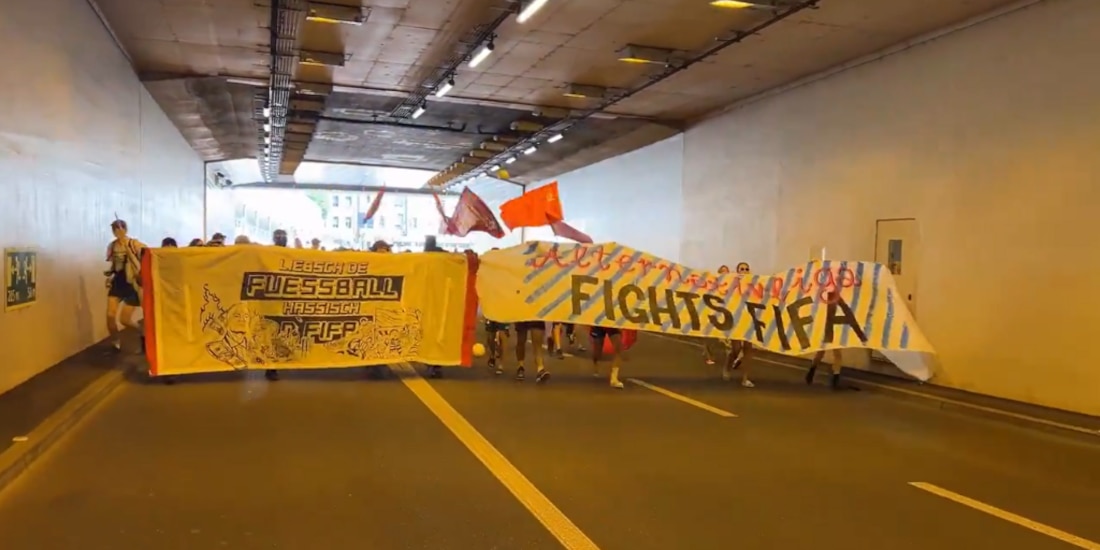 Aficionados suizos salen a protestar en contra de la FIFA.