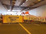Aficionados suizos salen a protestar en contra de la FIFA.