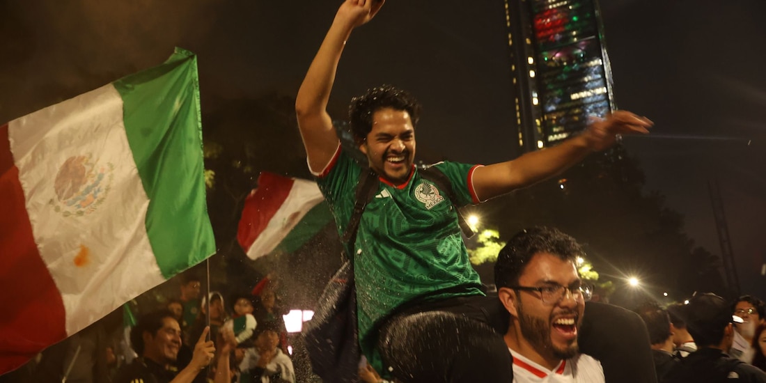 Miles de aficionados celebran el triunfo de la Selección Mexicana