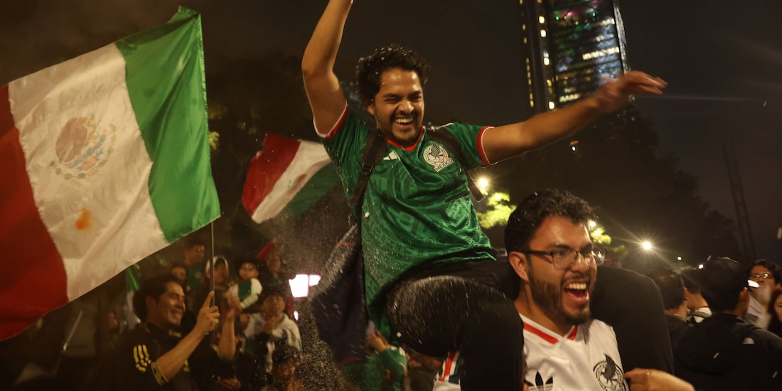 Miles de aficionados celebran el triunfo de la Selección Mexicana
