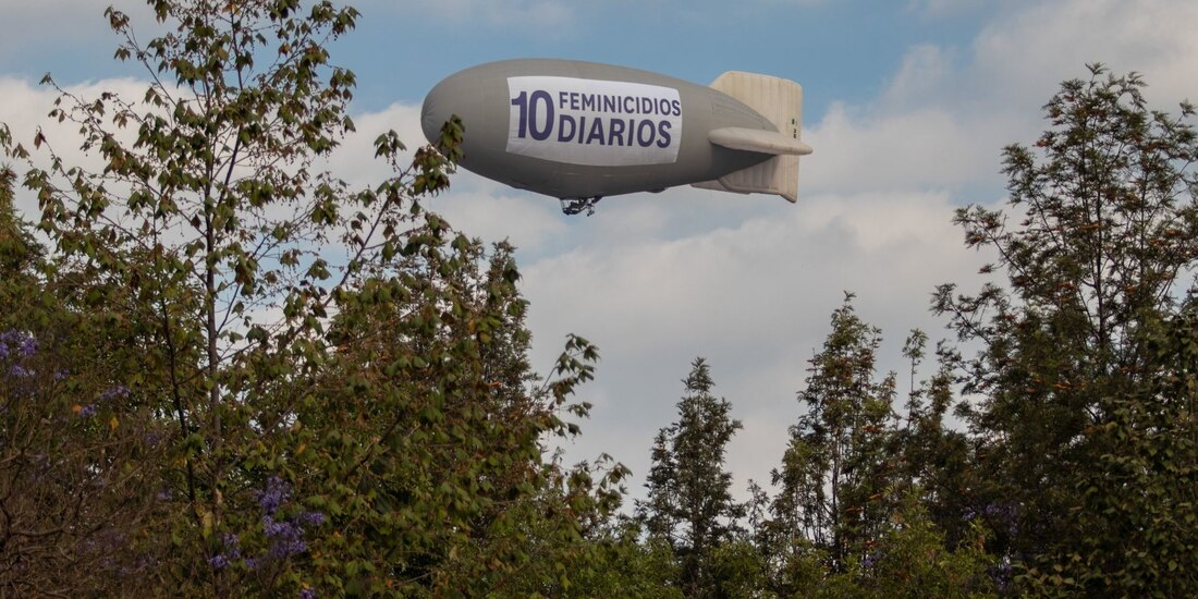 Colectivos feministas lanzaron ayer un dirigible al cielo de la Ciudad de México previo al Día Internacional de la Mujer.