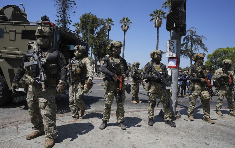 Agentes federales montaron guardia en el Parque MacArthur, el lunes, en LA.