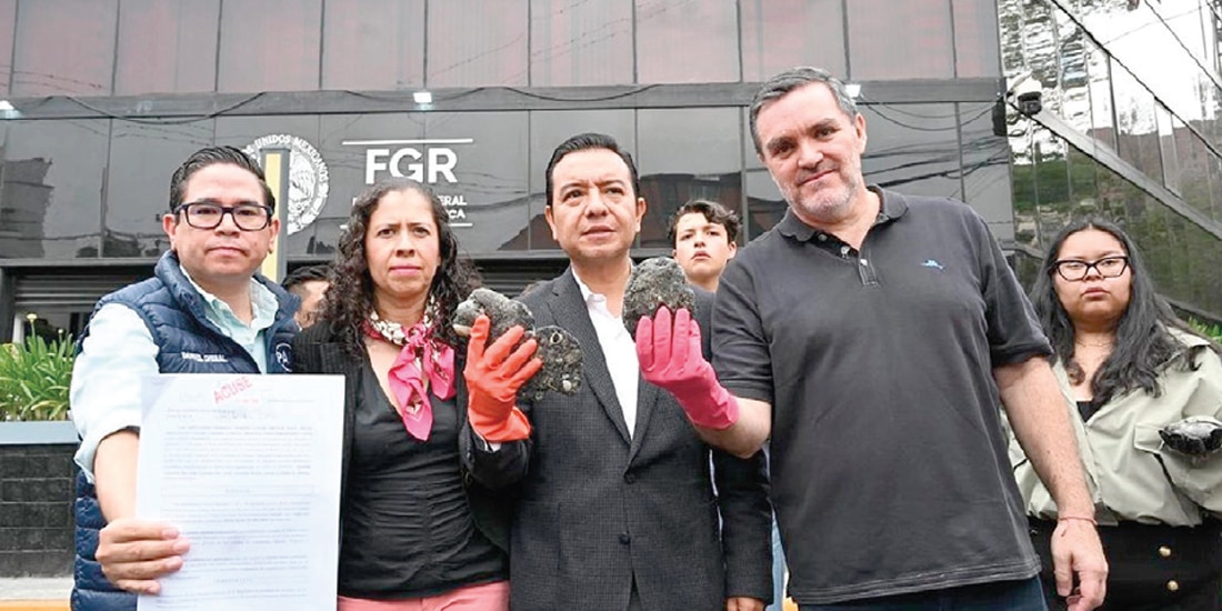 Legisladores del PAN, al denunciar el derrame ante la FGR, el pasado 30 de marzo.