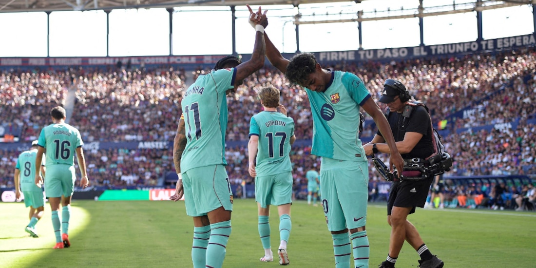 Lamine Yamal y Raphinha celebrando la anotación del español.