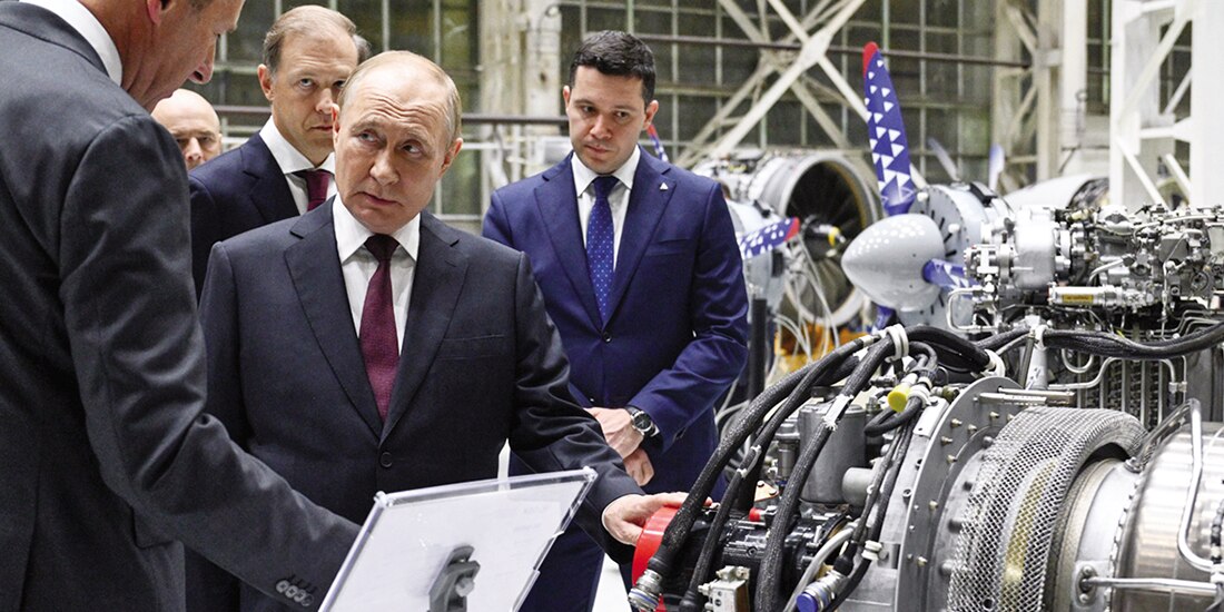 El presidente de Rusia, Vladímir Putin, en recorrido por una fábrica de motores de avión en Samara, ayer.