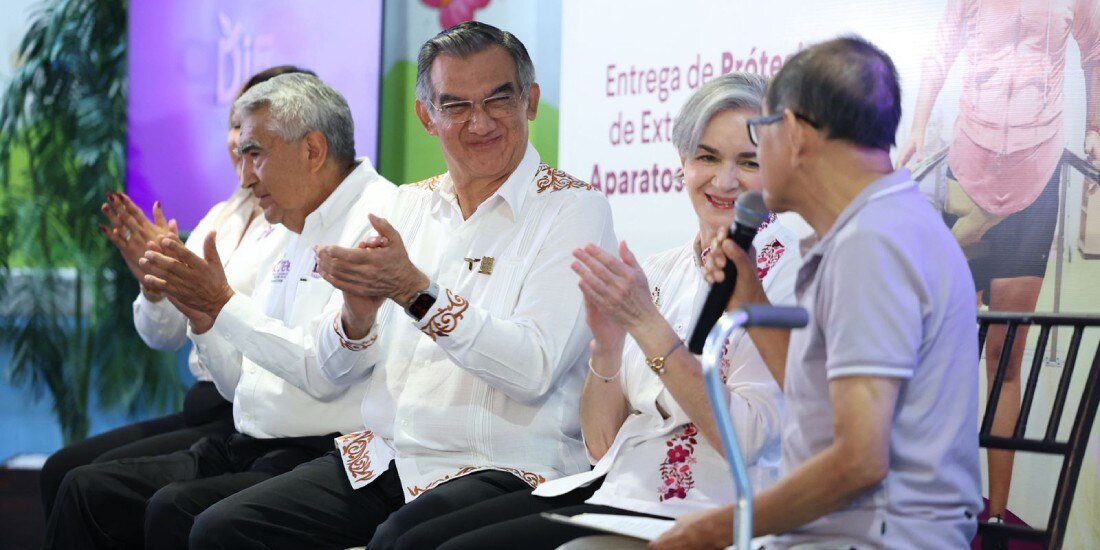 Américo Villarreal entrega prótesis y aparatos ortopédicos a 83 personas en Tamaulipas.