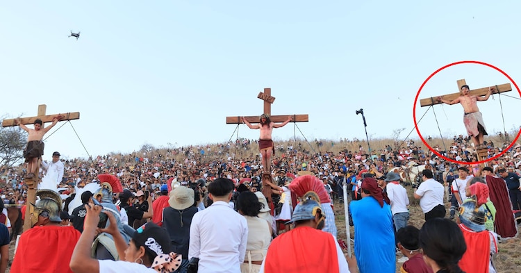 Actor del ladrón Gestas fue el que cayó de la cruz durante la Judea de San Martín de las Flores.