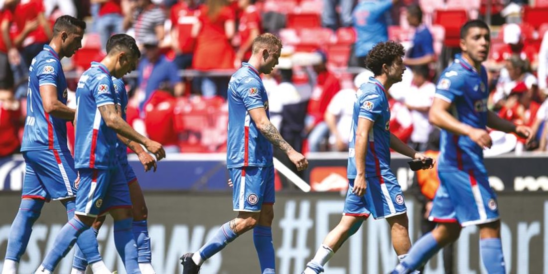 Jugadores de Cruz Azul después de su derrota contra Toluca, el pasado 12 de febrero.