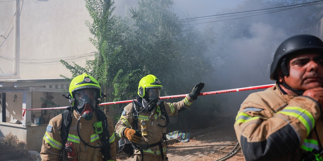 Personal de emergencias atiende incendios provocados por bombardeos al norte de Israel, cerca de la frontera con Líbano, ayer.