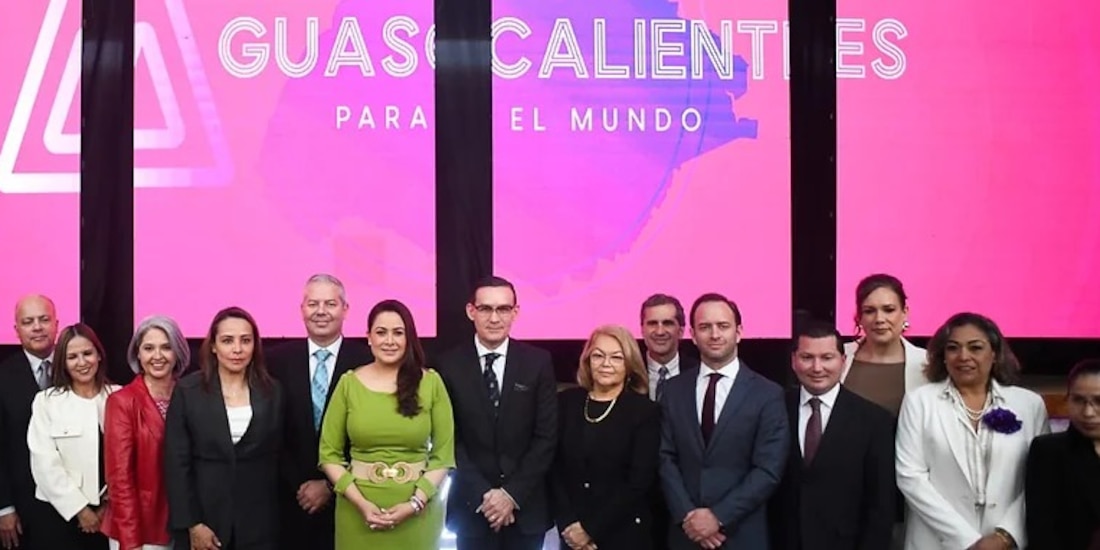 Funcionarios en la presentación.