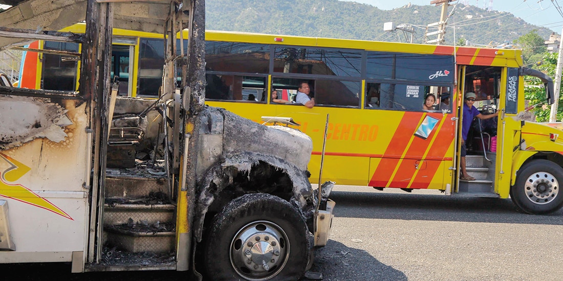 Vehículo de pasajeros
calcinado en Guerrero,
tras una ola de violencia, ayer.