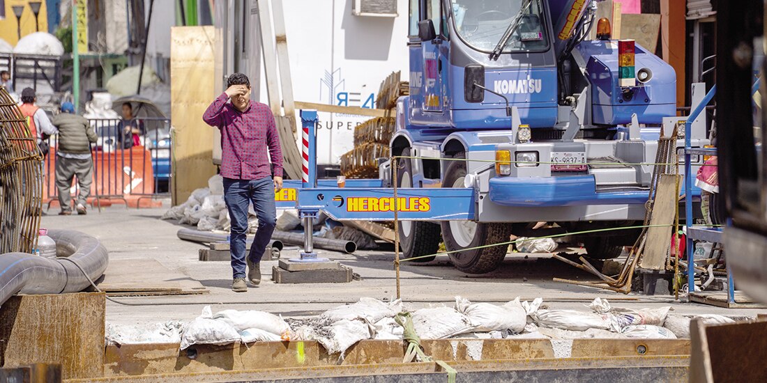 Trabajadores laboran en la remediación del socavón, en Iztapalapa, el lunes.