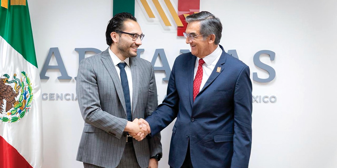 AMÉRICO VILLARREAL (der.), con Héctor Romero, titular de la ANAM, ayer.