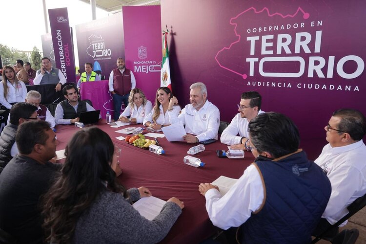 Al centro, el gobernador de Michoacán, Alfredo Ramírez Bedolla, con su gabinete y autoridades municipales.