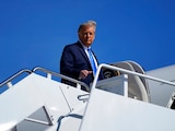 El presidente Donald Trump aborda el Air Force One para viajar a Carolina del Norte, donde hoy tendrá un mitin de campaña.