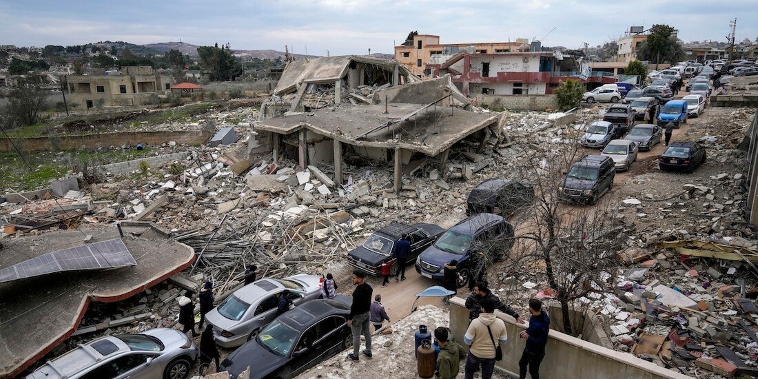 Ciudadanos observan el daño provocado en sus hogares tras ataques de Hezbolá e Israel, en semanas pasadas.