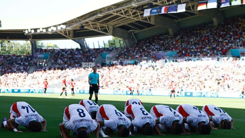 Jugadores de los Leones del Atlas elebran uno de sus tantos, ayer.