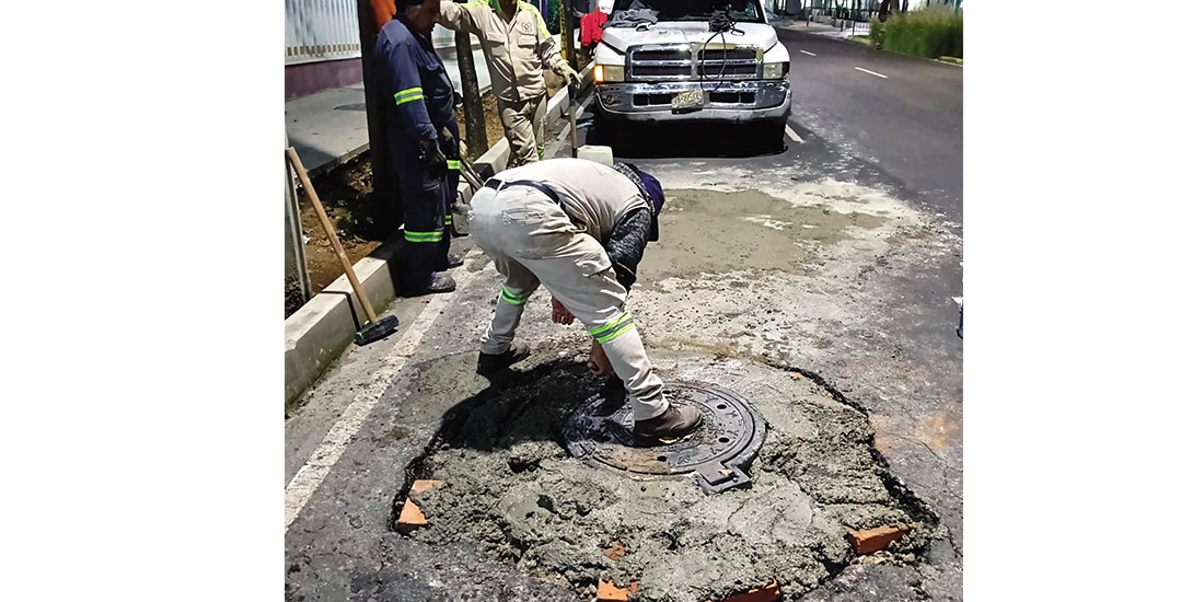 Trabajadores arreglan una tapa de coladera en la alcaldía Miguel Hidalgo, en 2025.