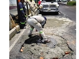 Trabajadores arreglan una tapa de coladera en la alcaldía Miguel Hidalgo, en 2025.