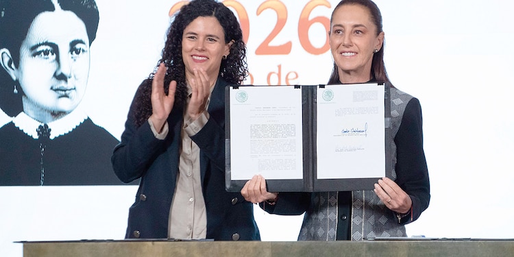 La consejera jurídica y la titular del Ejecutivo, ayer.