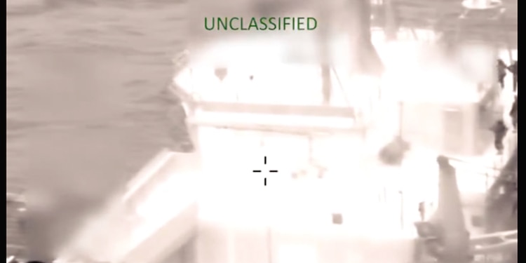 Momento en el que fuerzas armadas abordan un petrolero en el Caribe, ayer.