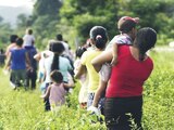 Para estar seguras en su trayecto hacia la frontera norte de México, muchas mujeres migrantes buscan protección para evitar ser víctimas de violencia sexual