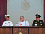 El ejecutivo, ayer, flanqueado por los secretarios de Marina y Defensa, en el 108 aniversario de la defensa de Veracruz.