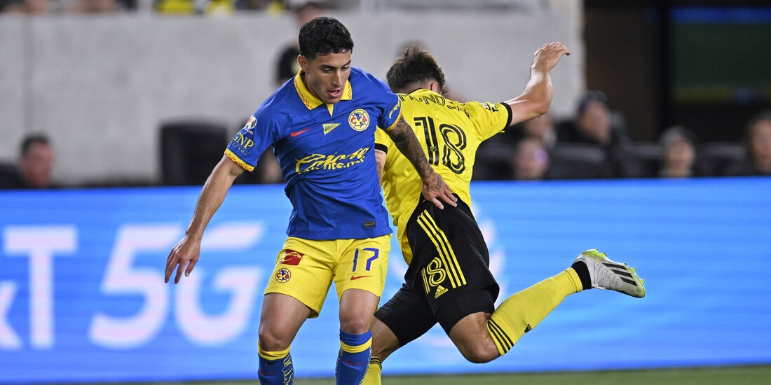 Alejandro Zendejas de América y Malte Amundsen de Columbus Crew durante la Leagues Cup 2023, en el Estadio Lower.com Field, el 31 de Julio de 2023.