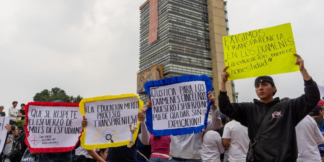 Marcha de estudiantes y aspirantes afectados por el proceso de selección para el ingreso a la UNAM, el 27 de julio de 2026.