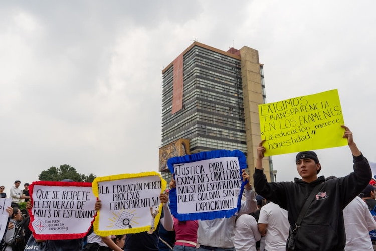 Marcha de estudiantes y aspirantes afectados por el proceso de selección para el ingreso a la UNAM, el 27 de julio de 2026.